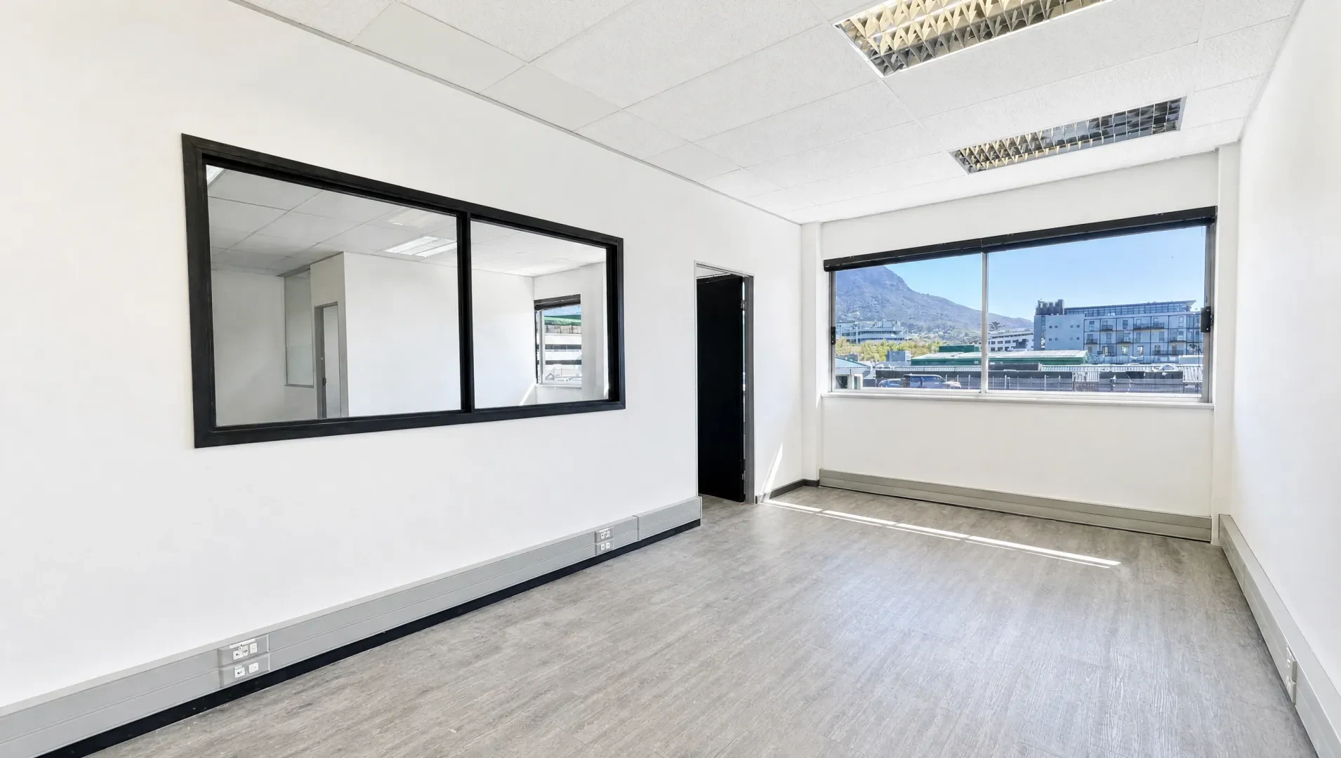 172 m² Office in Claremont