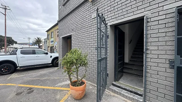 33 Yew Street, Salt River - building photo 2
