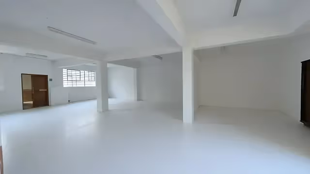 200 m2 retail to let at 25 Hope Street in Gardens, open plan interior.