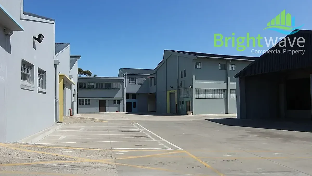 Hangar 17 warehouse space to let in Maitland