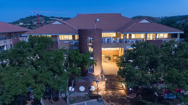 Meersig 1 & 2, Constantia Kloof - building photo 2
