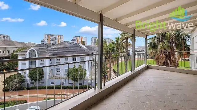 177 m2 office to let at The Pavilion in Century City, balcony interior.