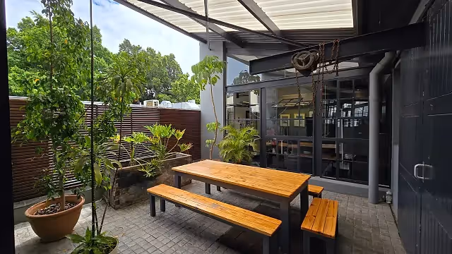 Office to let at 17 Buiten Street in Cape Town CBD.