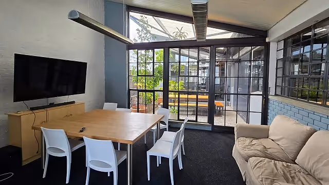 Office to let at 17 Buiten Street in Cape Town CBD.